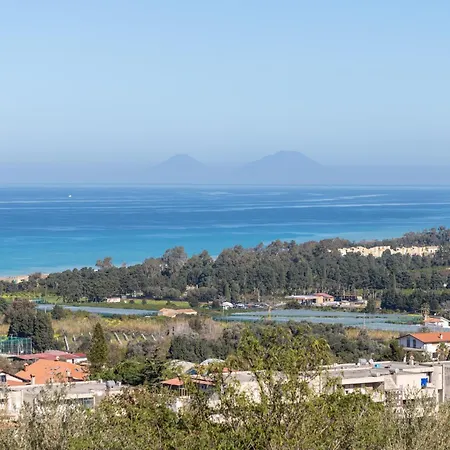 Con Piscina E Giardino