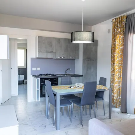 Con Piscina E Giardino *