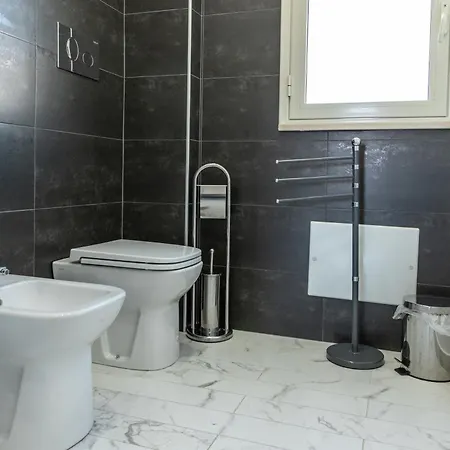 Con Piscina E Giardino *