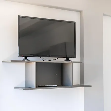 Con Piscina E Giardino *