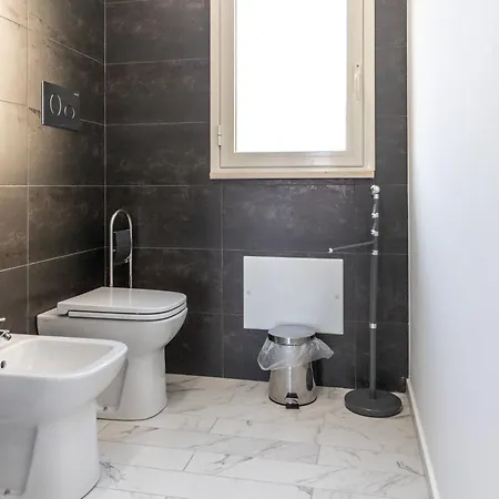 Con Piscina E Giardino