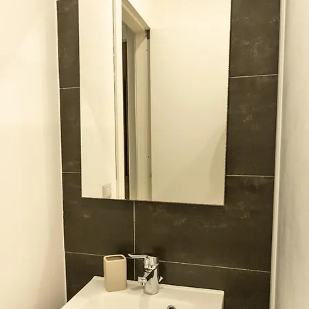 Con Piscina E Giardino