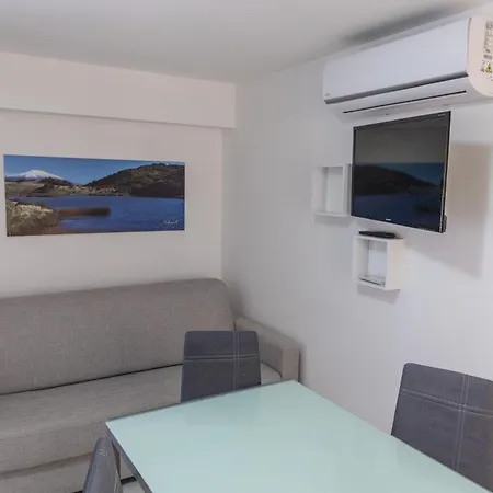 Con Piscina E Giardino Lägenhet