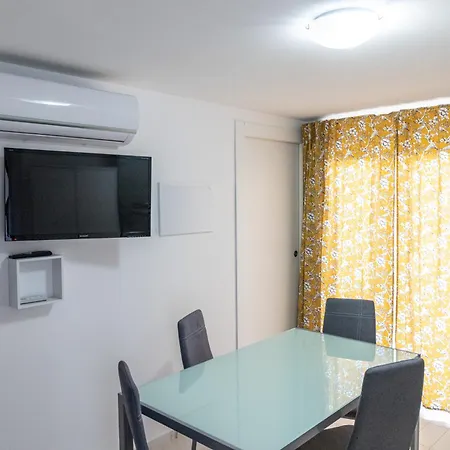 Con Piscina E Giardino *