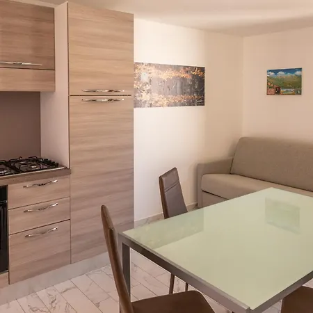 Con Piscina E Giardino