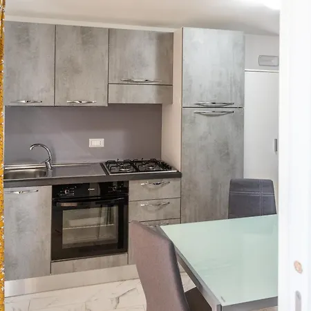 Con Piscina E Giardino Lägenhet