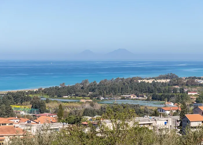 Con Piscina E Giardino