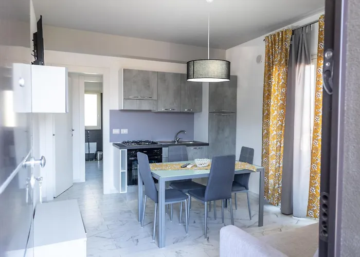 Con Piscina E Giardino *