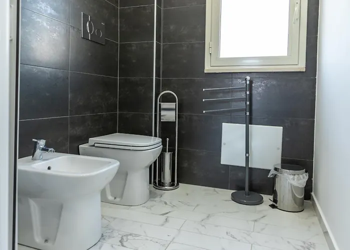 Con Piscina E Giardino *