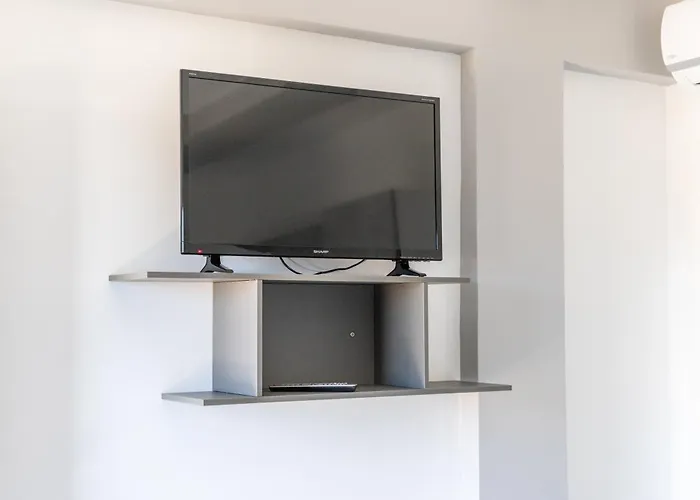 Con Piscina E Giardino *