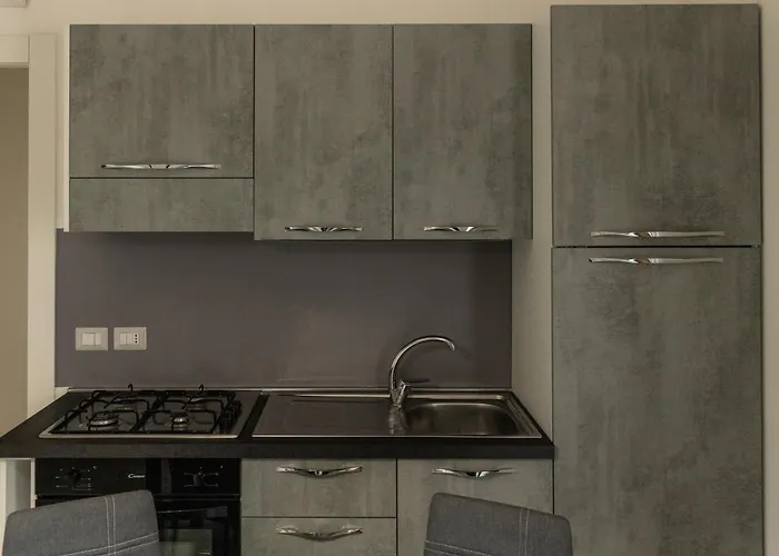 Con Piscina E Giardino *