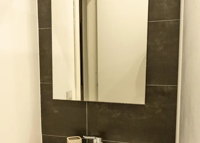 Con Piscina E Giardino