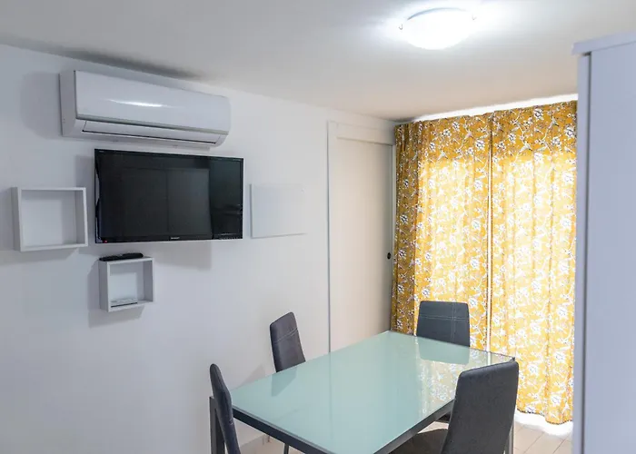 Con Piscina E Giardino *