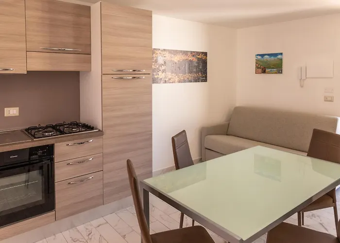 Con Piscina E Giardino